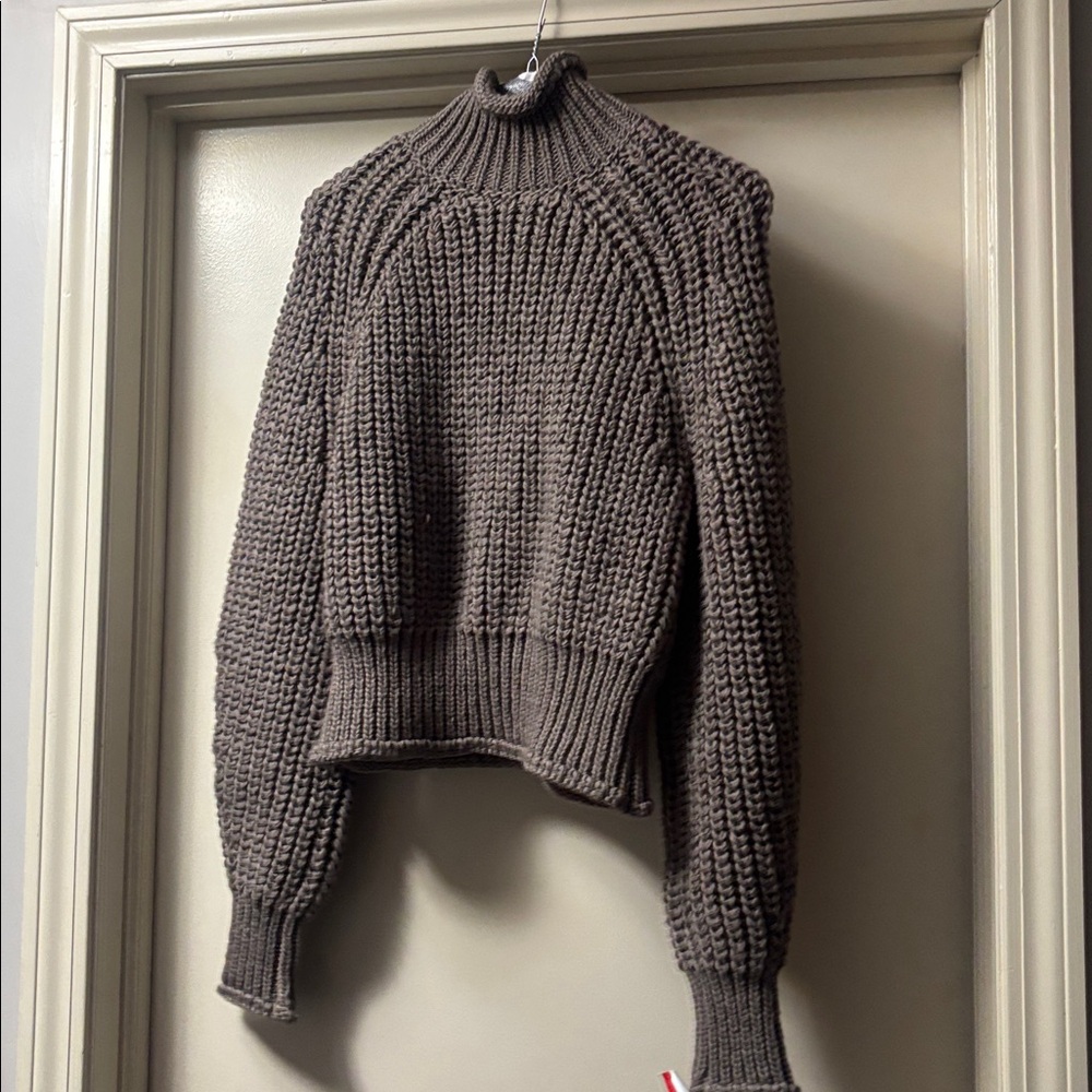 H&M knit sweater size XS
#j